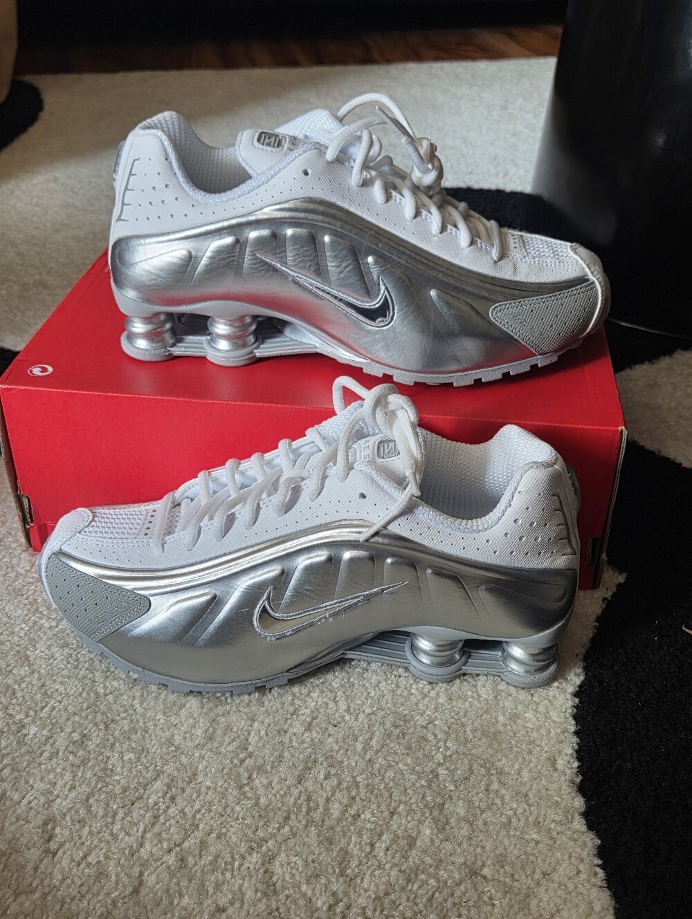 NIKE SHOX R4 SE ' WHITE/METALLIC SILVER ' SNEAKER
